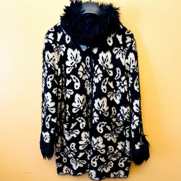 NWOT Black Rivet Sweater Black with fur lines on neck and hand Size XL - Picture 1 of 9